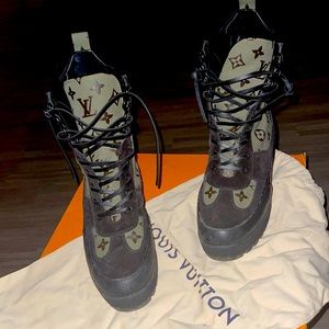 Louis vutton boots, size 8 in women, color army green and black. Worn 2times